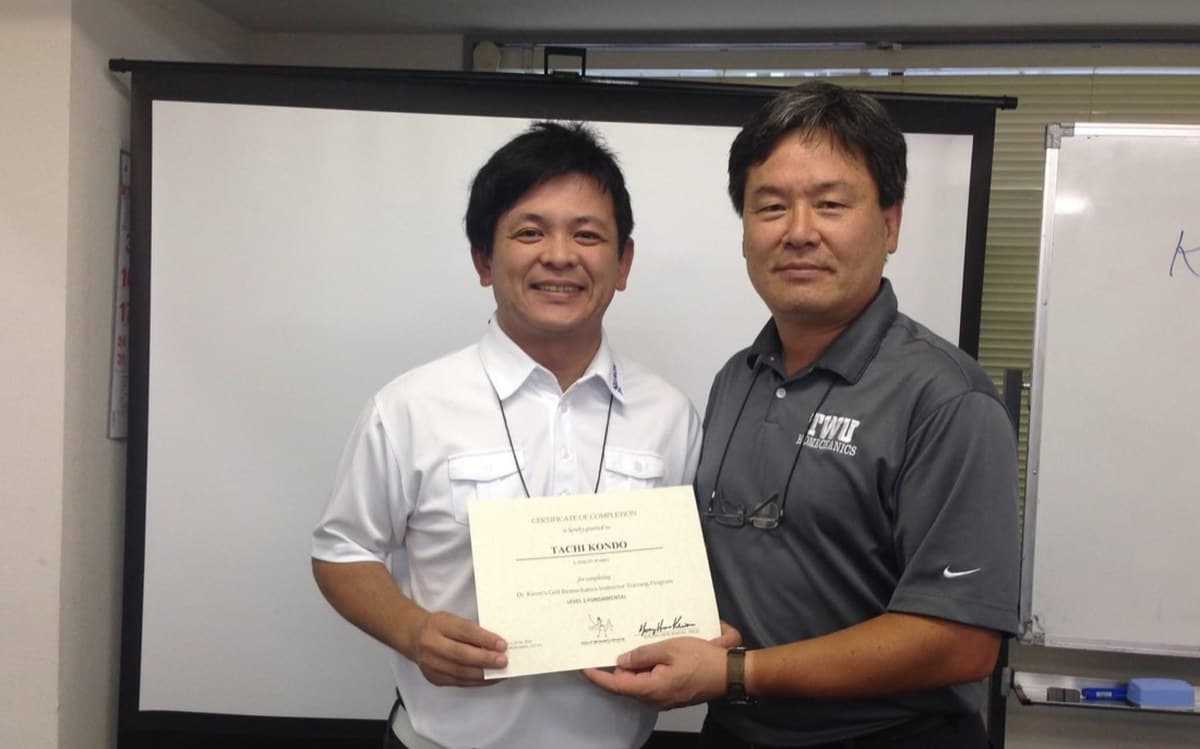 Taichi Kondo receiving his certificate of completion from Dr. Young-Hoo Kwon's golf biomechanics instructor training program