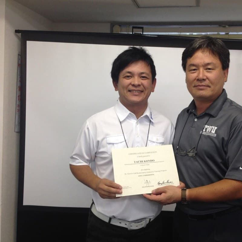 Taichi Kondo receiving his certificate from Dr. Young-Hoo Kwon's golf biomechanics instructor program